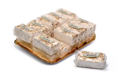 Vassoio di torrone tenero alle mandorle